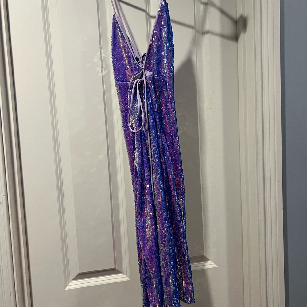 This dress is brand new and never worn! Great condition! 😊